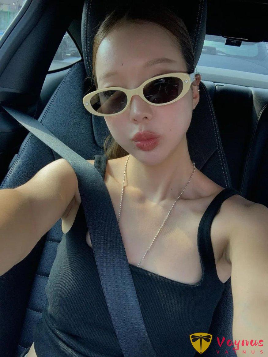 夏日工装裤的辣妹穿搭