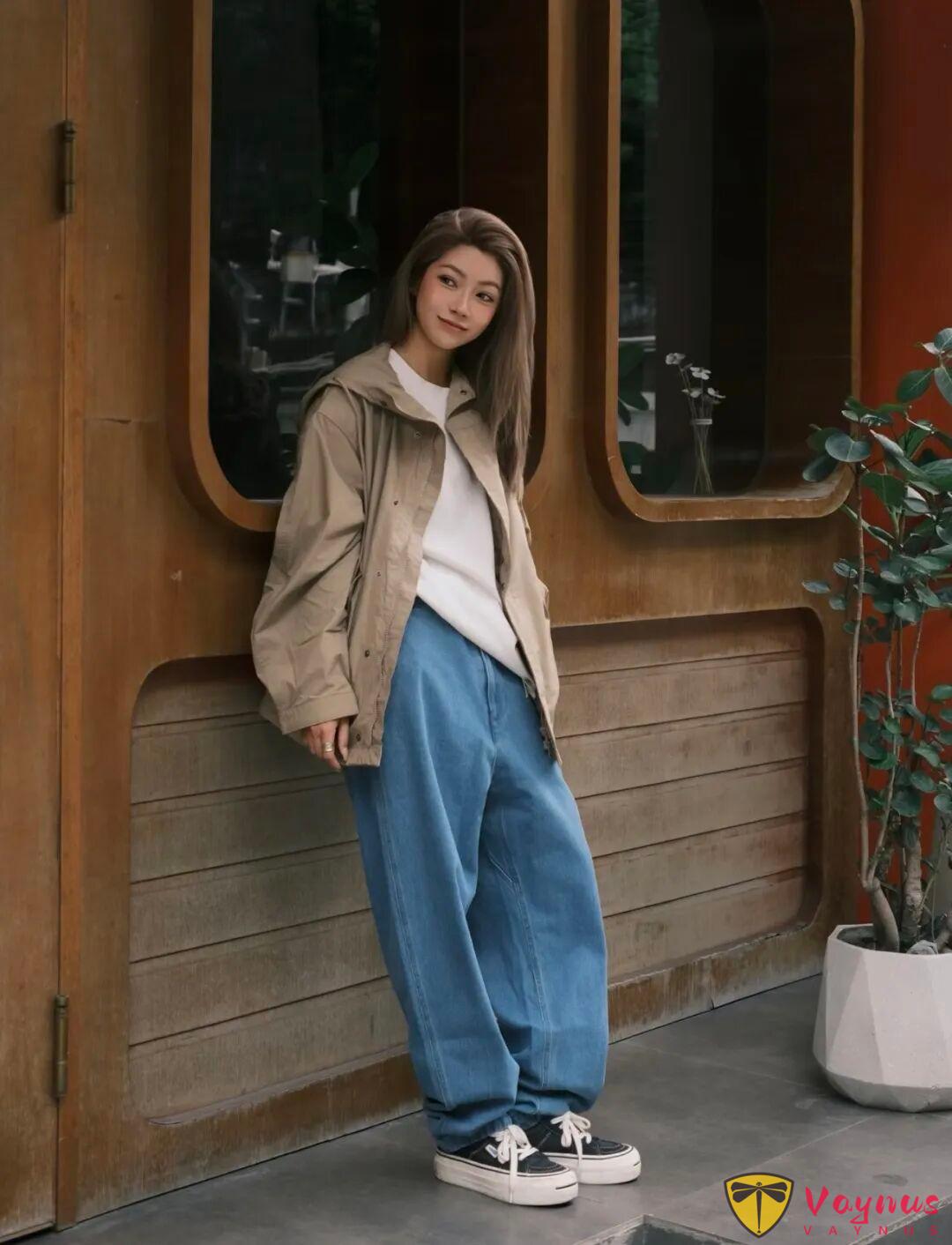卡其色风衣+牛仔裤，很有范儿的一组秋日穿搭