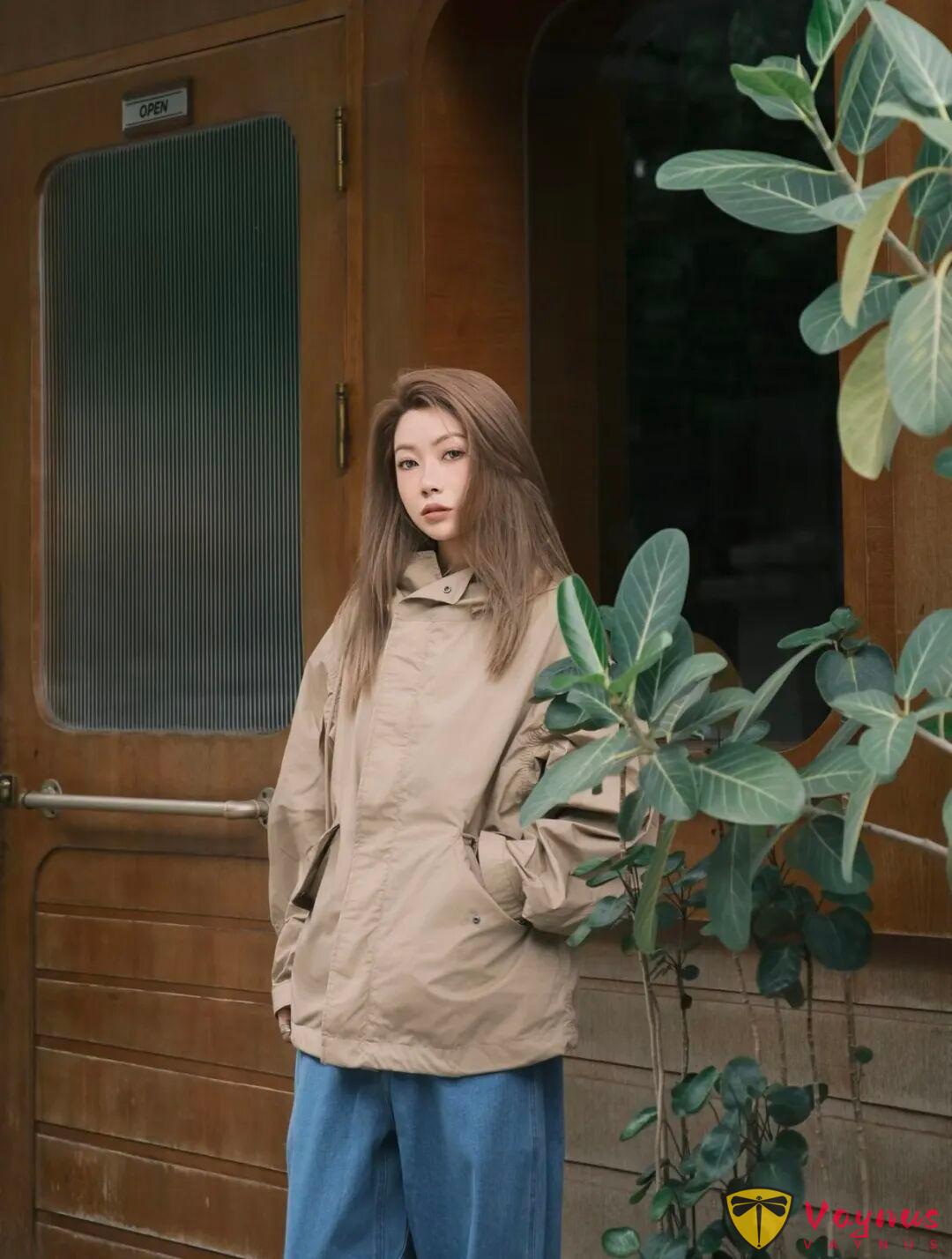 卡其色风衣+牛仔裤，很有范儿的一组秋日穿搭