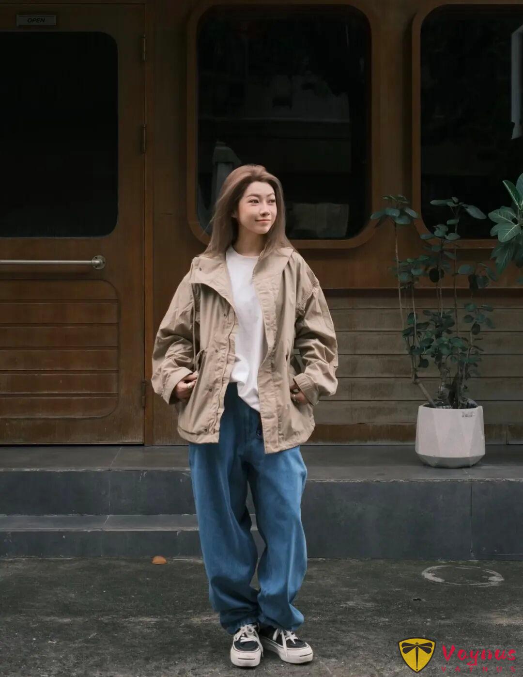卡其色风衣+牛仔裤，很有范儿的一组秋日穿搭