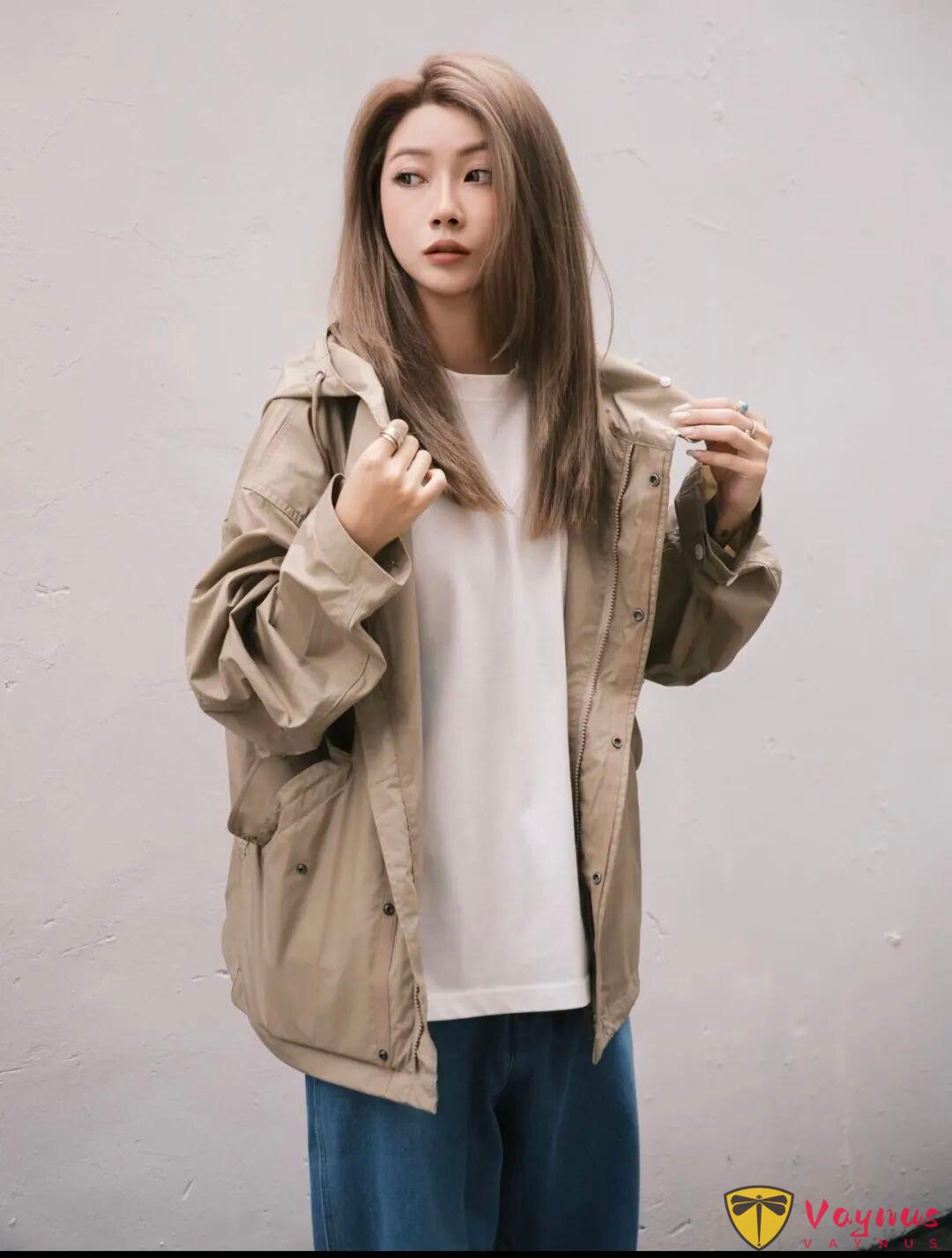 卡其色风衣+牛仔裤，很有范儿的一组秋日穿搭