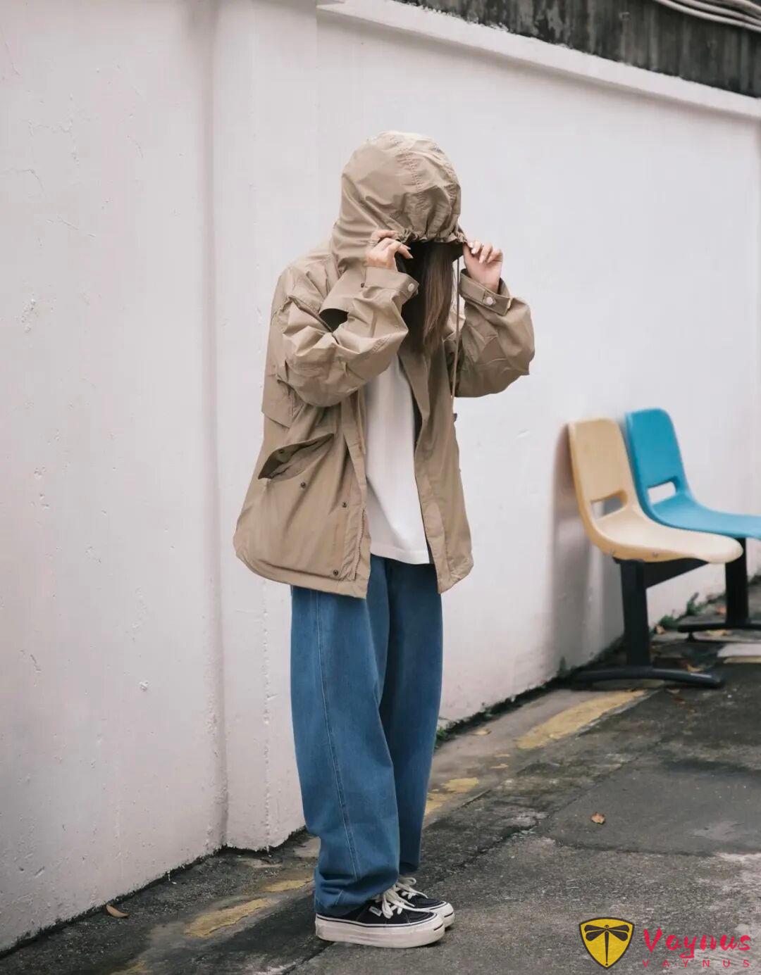 卡其色风衣+牛仔裤，很有范儿的一组秋日穿搭