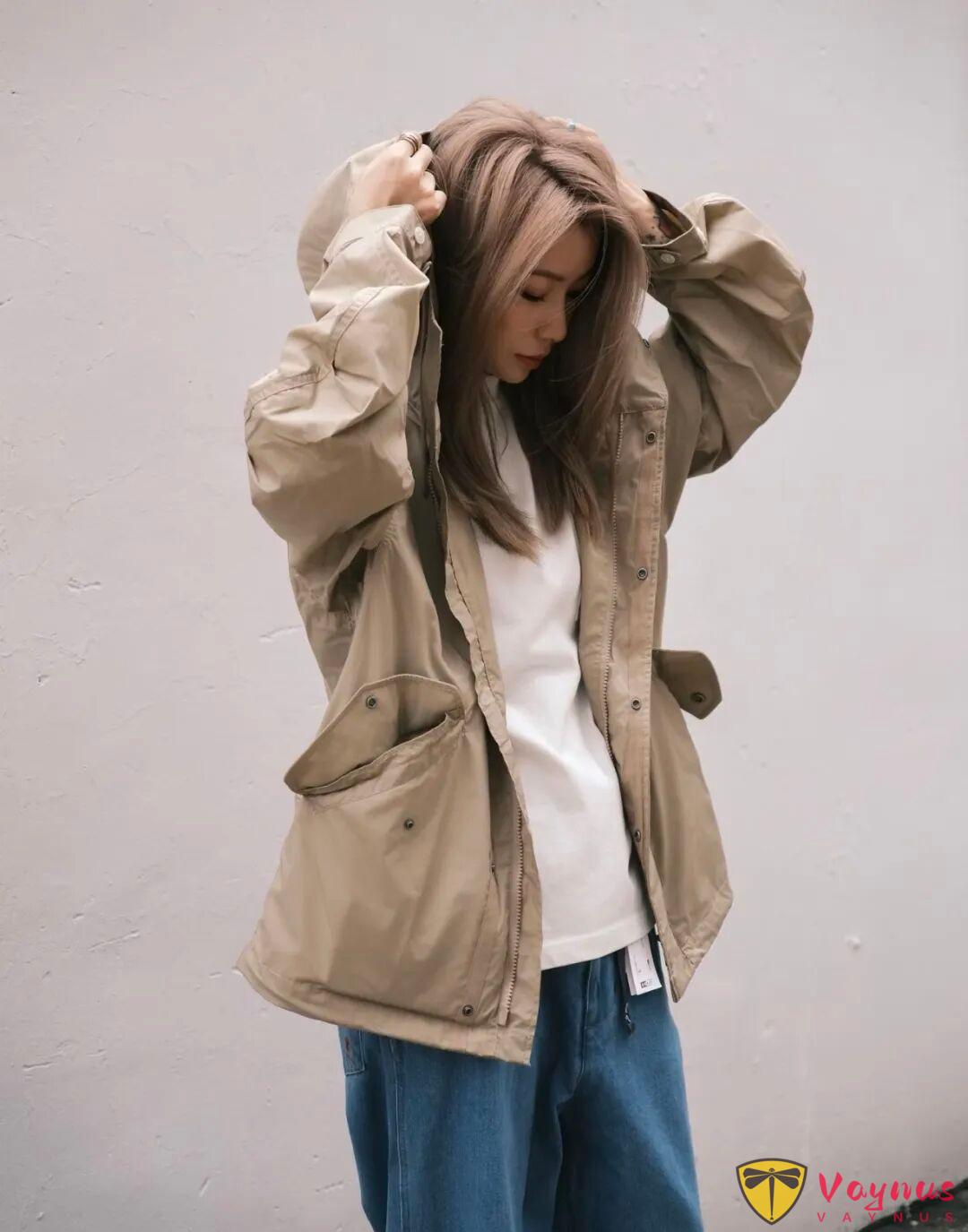 卡其色风衣+牛仔裤，很有范儿的一组秋日穿搭