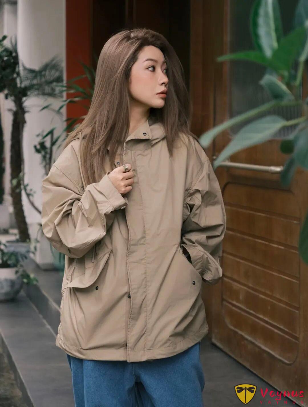 卡其色风衣+牛仔裤，很有范儿的一组秋日穿搭