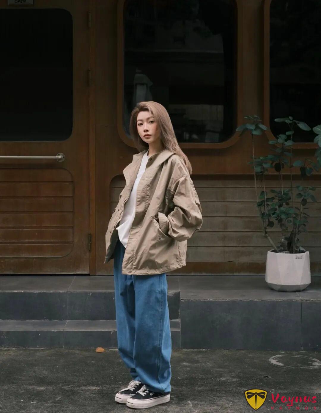 卡其色风衣+牛仔裤，很有范儿的一组秋日穿搭