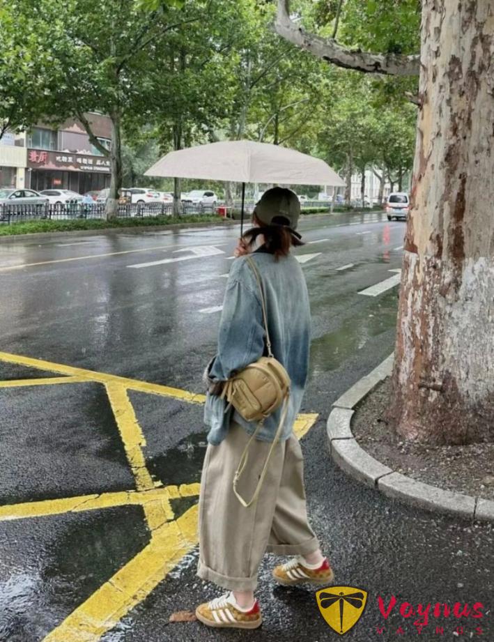 复古牛仔外套+卡其色休闲裤