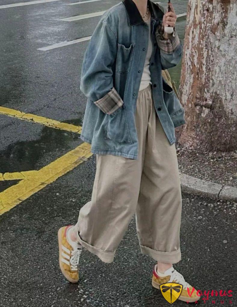 复古牛仔外套+卡其色休闲裤