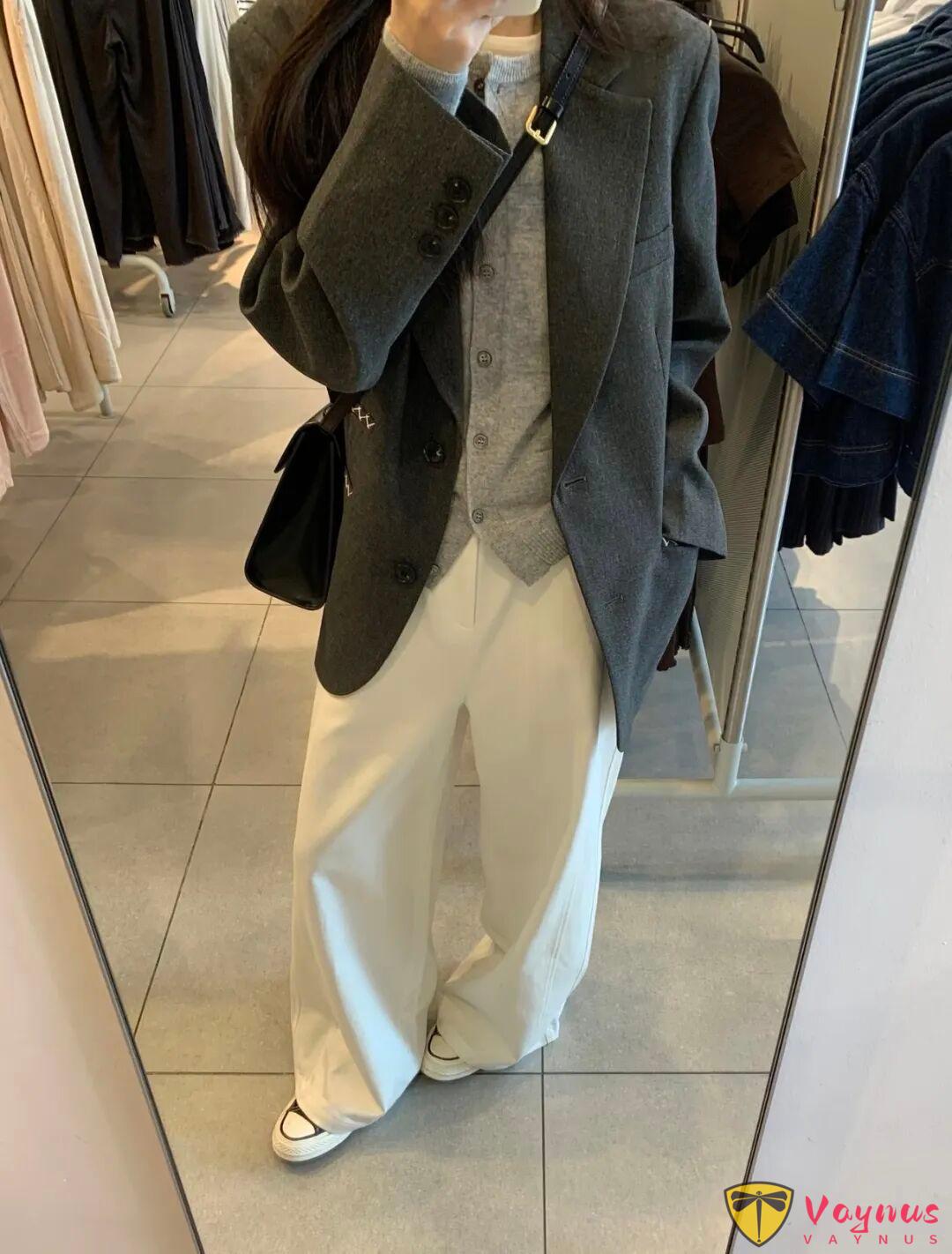 深灰色西服外套的简约穿搭