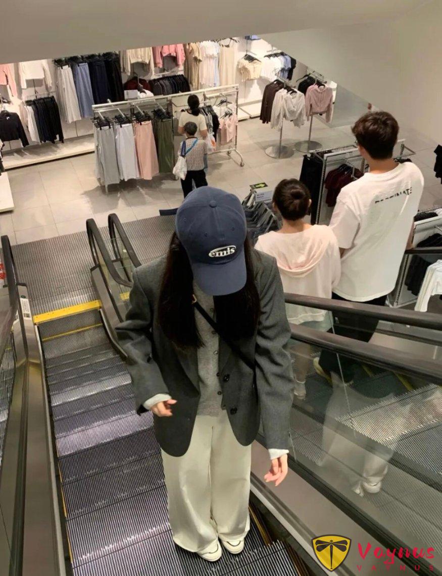 深灰色西服外套的简约穿搭