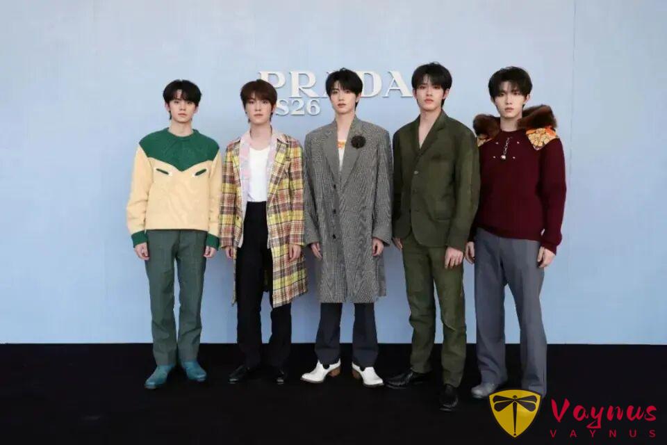 楊冪的女王權杖與男團的權重之爭：Prada出發圖背後的權力深水區