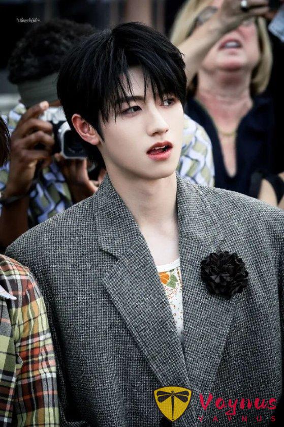 楊冪的女王權杖與男團的權重之爭：Prada出發圖背後的權力深水區