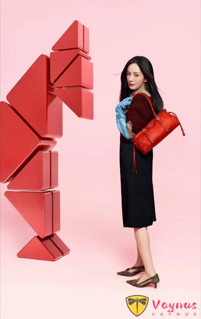 楊冪的女王權杖與男團的權重之爭：Prada出發圖背後的權力深水區