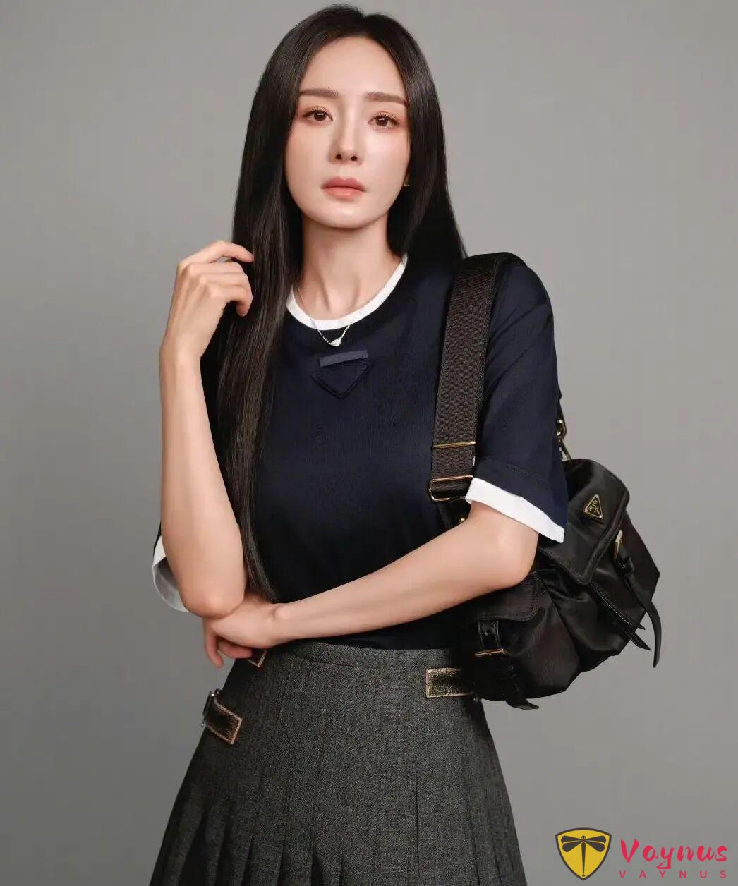 楊冪的女王權杖與男團的權重之爭：Prada出發圖背後的權力深水區