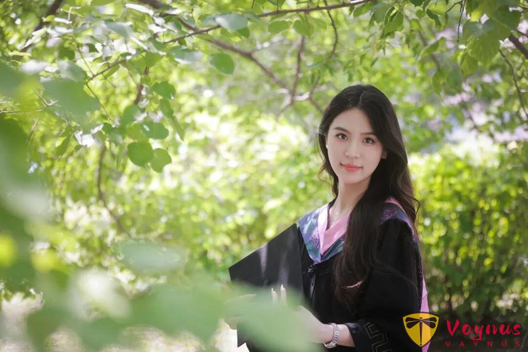 不做千篇一律的毕业学生照，学会这3个角度，阳光草地直接拍出电影感