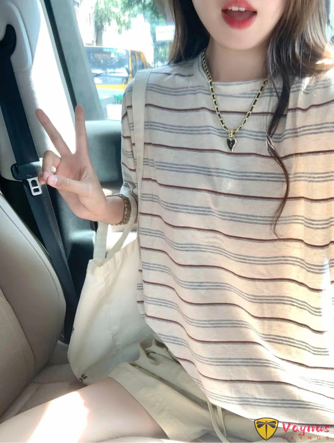 条纹T恤带来的松弛感