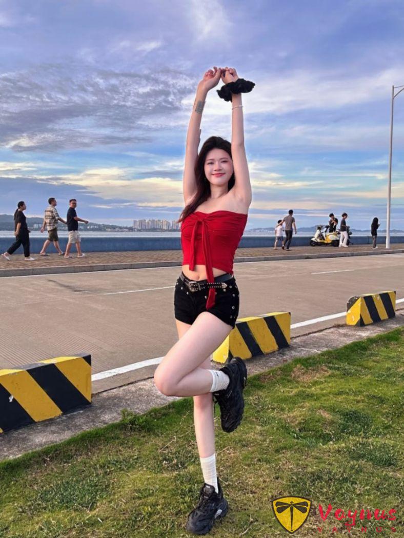 辣妹必备！8个万能站姿拍照动作，显高显瘦，谁拍谁是腿精