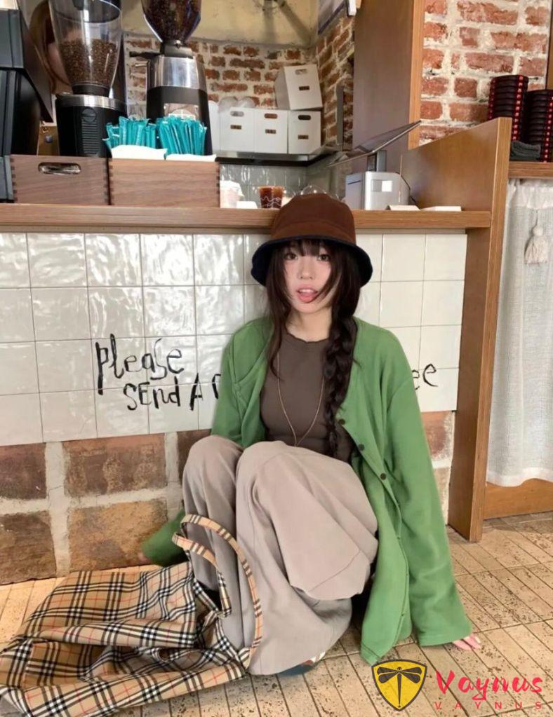 綠色開衫+卡其色褲子