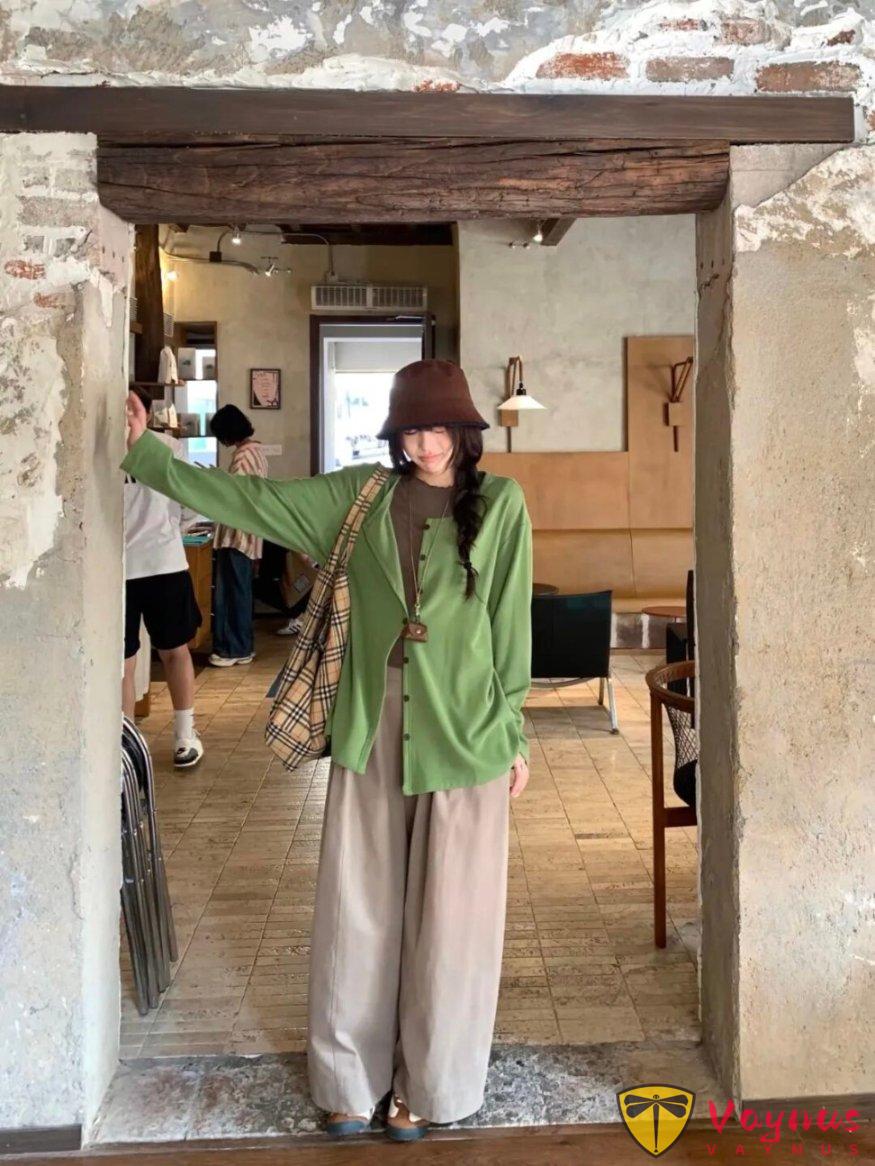 綠色開衫+卡其色褲子