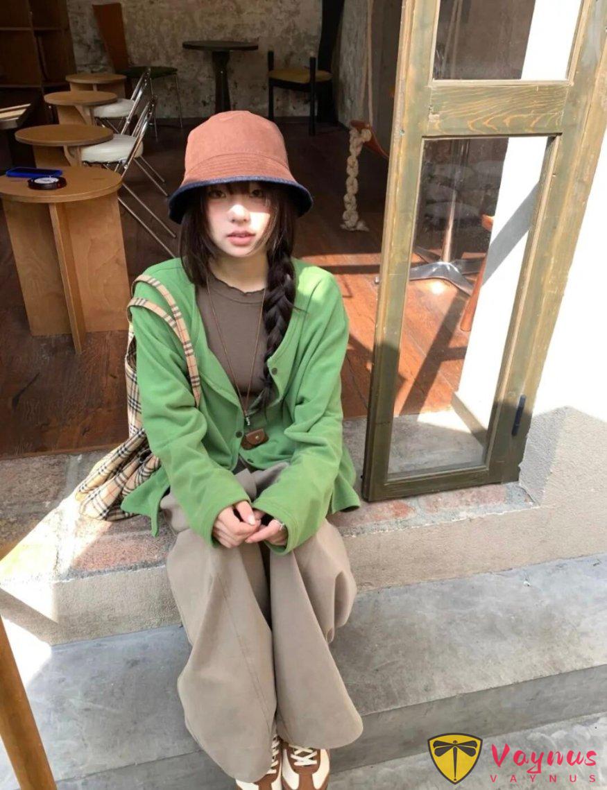 綠色開衫+卡其色褲子