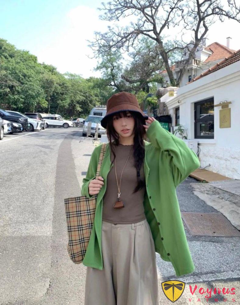 綠色開衫+卡其色褲子