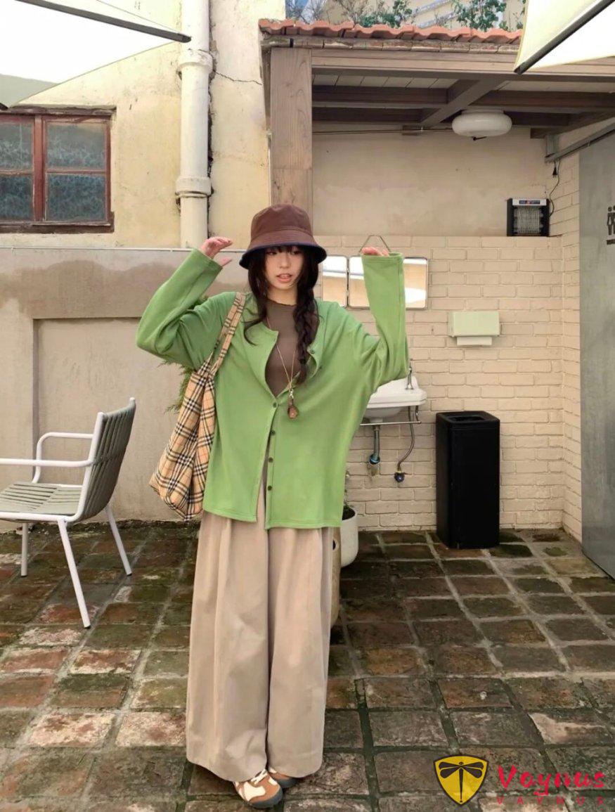 綠色開衫+卡其色褲子