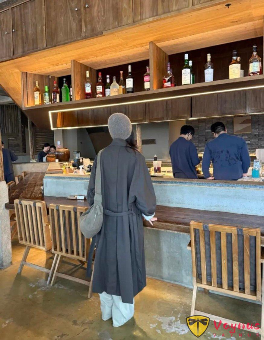 咖色长款风衣穿搭