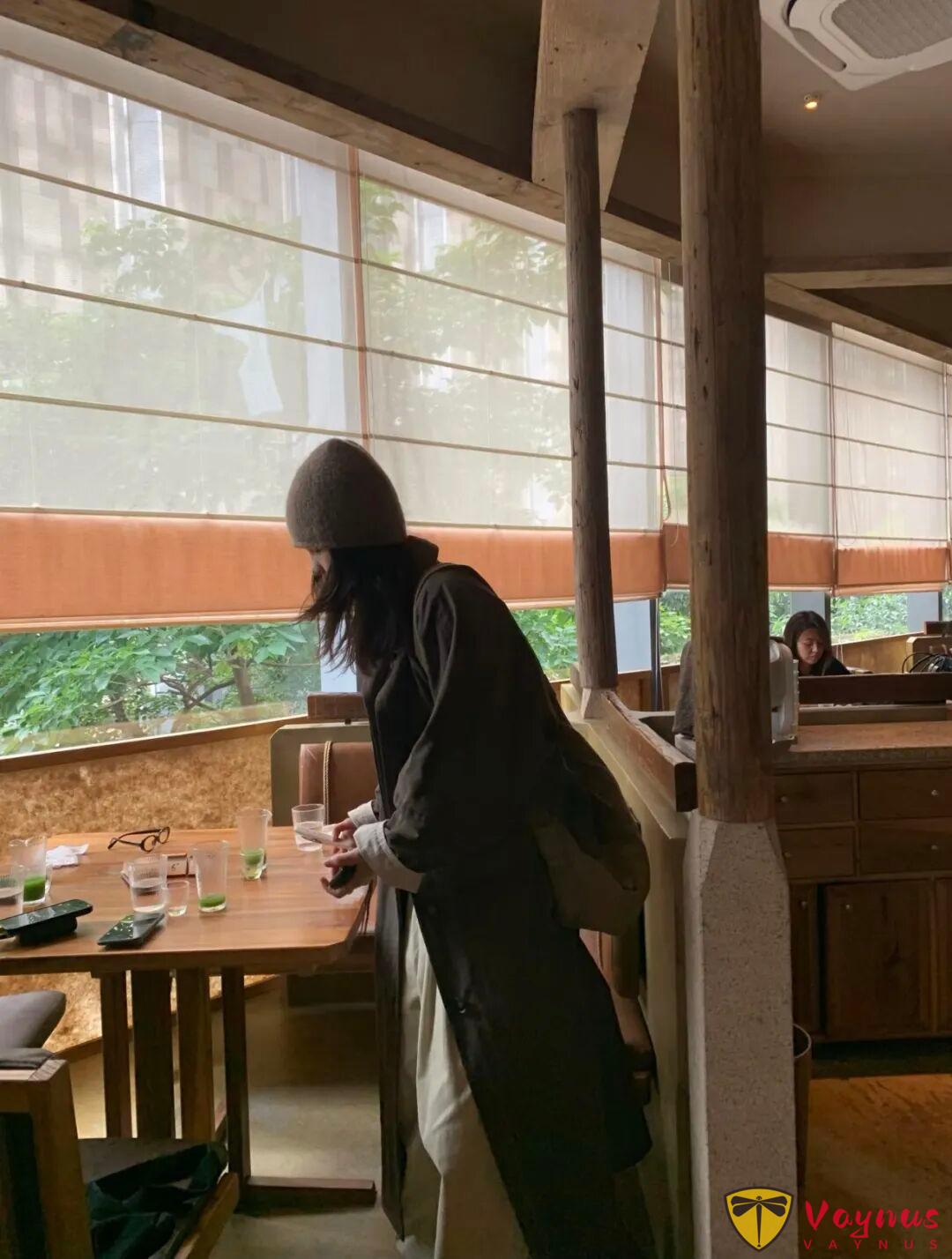 咖色长款风衣穿搭