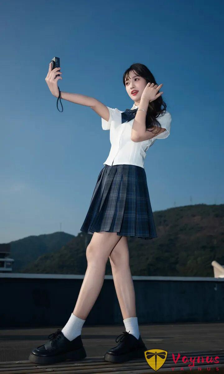 JK少女寫真,9個廣角仰拍姿勢,乾淨又通透,也太顯腿長了