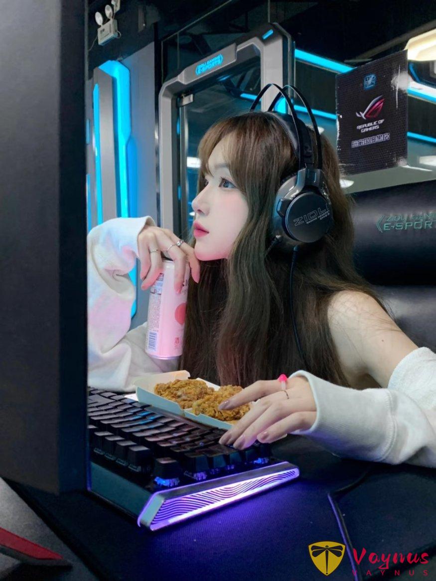 9个电竞少女拍照姿势,小说照进现实,又甜又酷、太出片辣