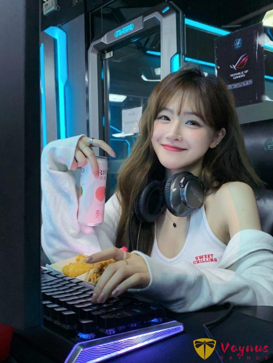 9个电竞少女拍照姿势,小说照进现实,又甜又酷、太出片辣