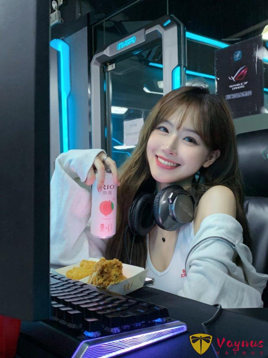 9个电竞少女拍照姿势,小说照进现实,又甜又酷、太出片辣