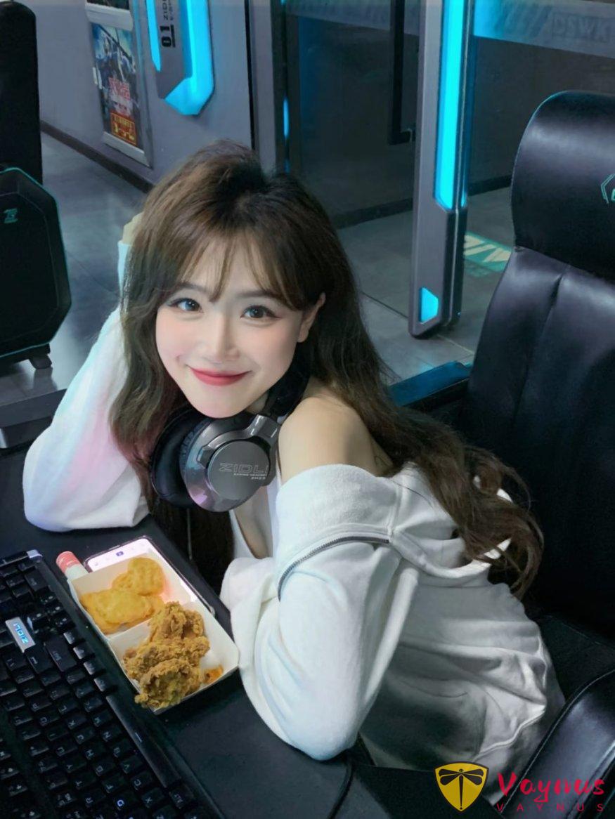 9个电竞少女拍照姿势,小说照进现实,又甜又酷、太出片辣