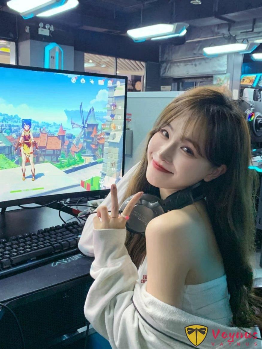 9个电竞少女拍照姿势,小说照进现实,又甜又酷、太出片辣