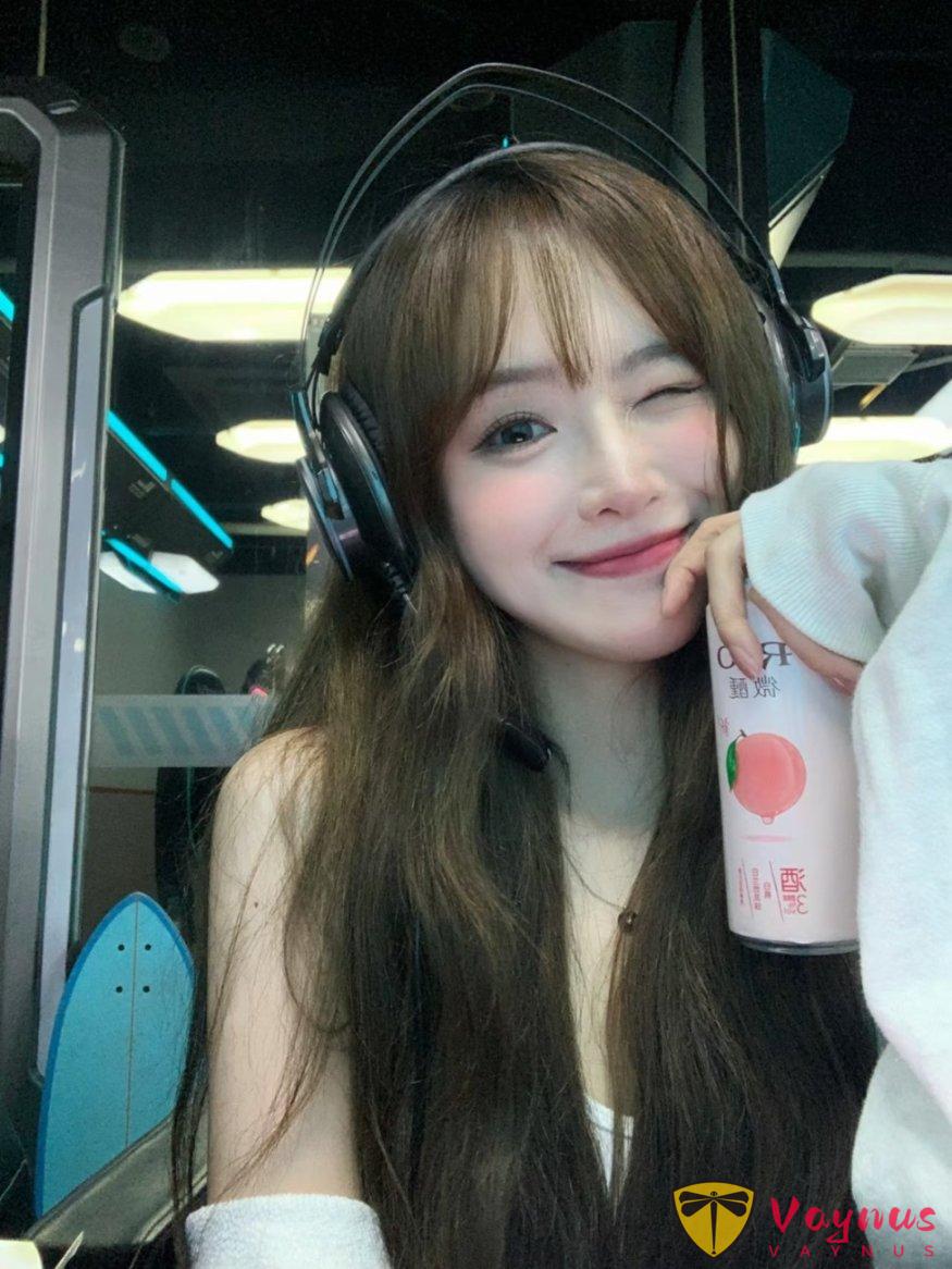 9个电竞少女拍照姿势,小说照进现实,又甜又酷、太出片辣