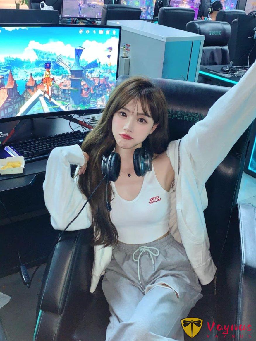 9个电竞少女拍照姿势,小说照进现实,又甜又酷、太出片辣