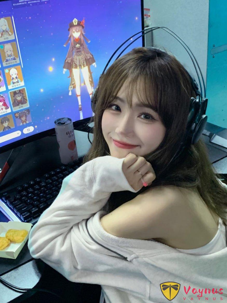 9个电竞少女拍照姿势,小说照进现实,又甜又酷、太出片辣