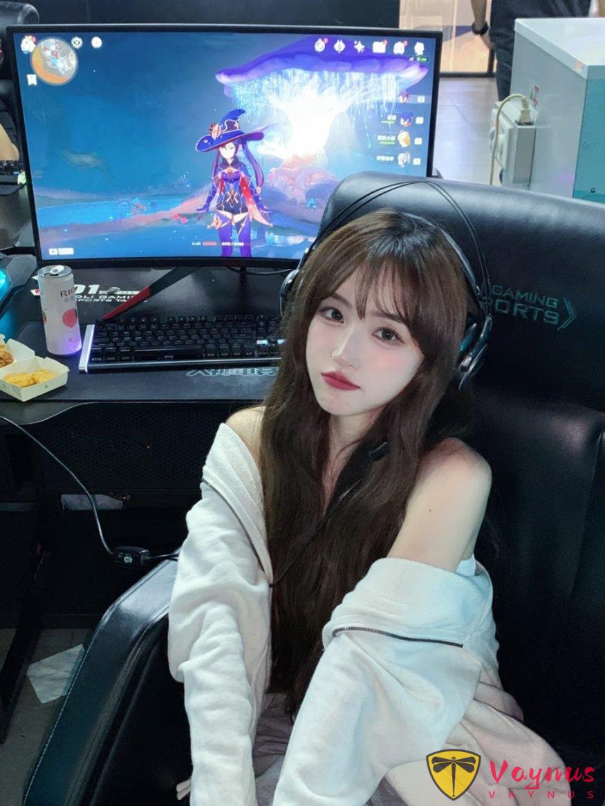 9个电竞少女拍照姿势,小说照进现实,又甜又酷、太出片辣