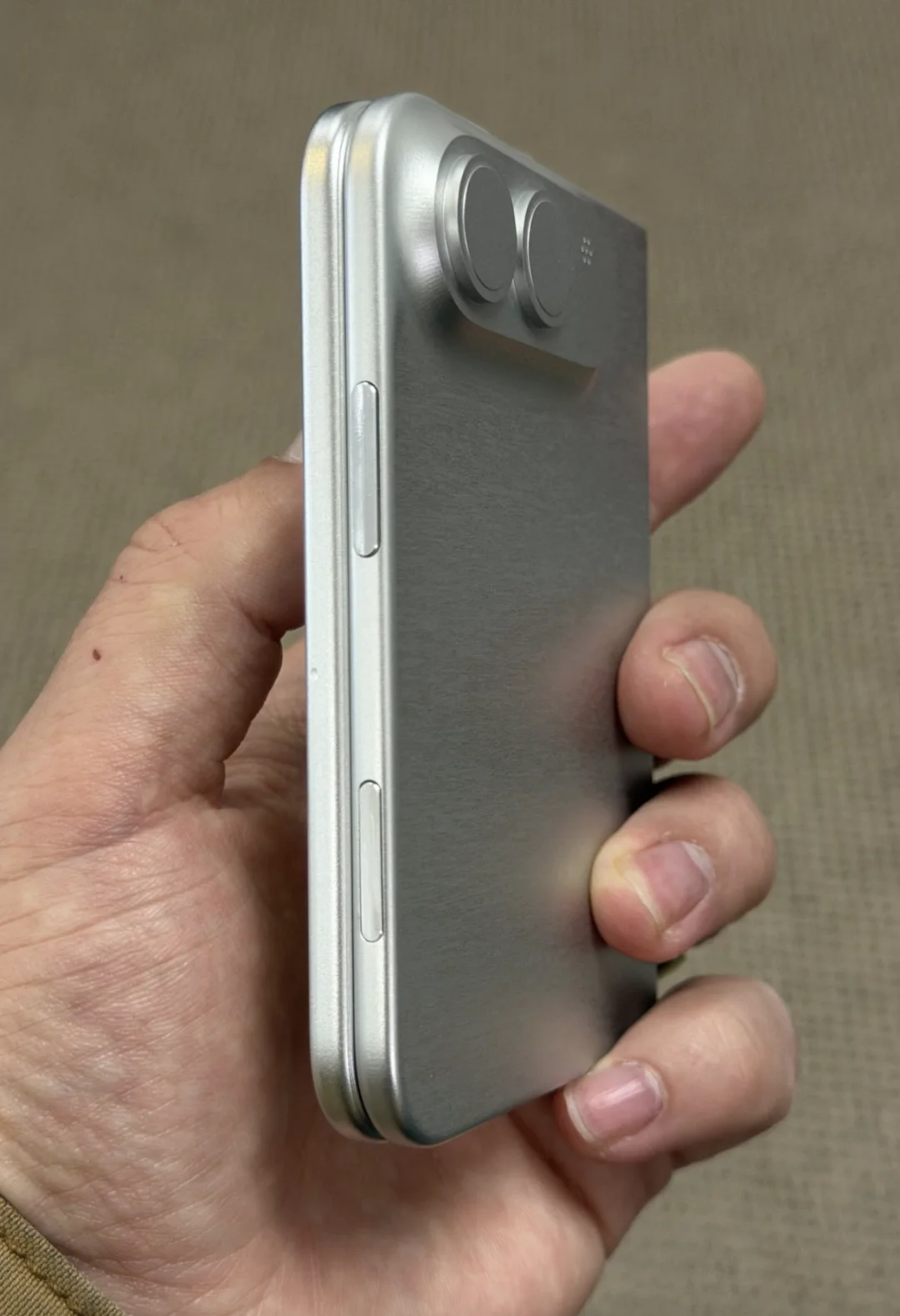 高質量機模曝光，iPhone 18 Pro 更厚了！