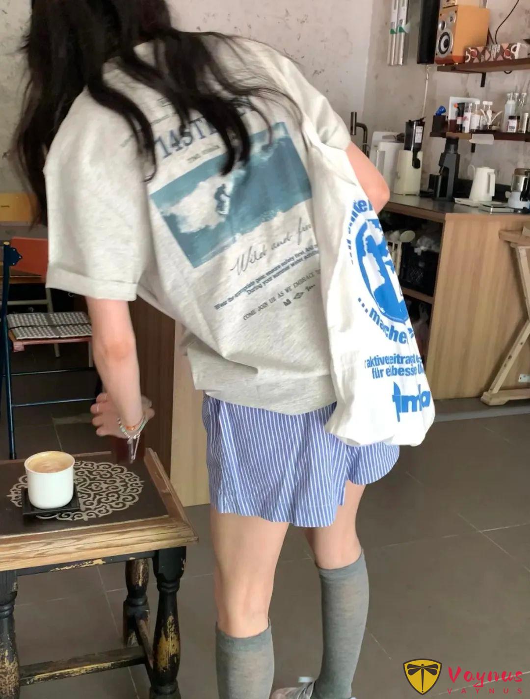 夏天T恤＋短裤的简约穿搭
