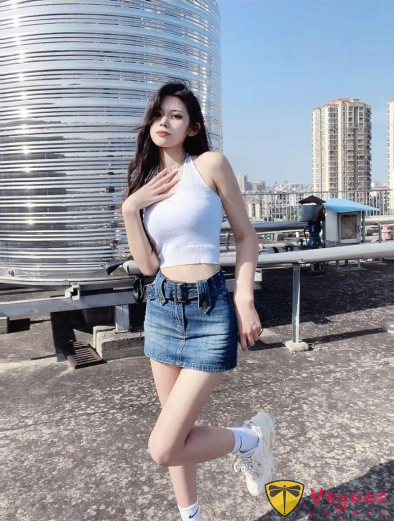 白T牛仔裙，9个动作拍出元气少女感，自然不做作，氛围直接满分
