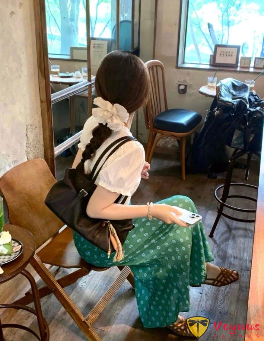 白色小衫+半裙