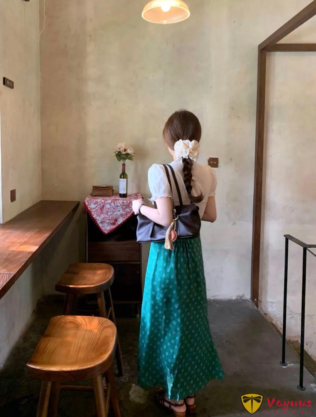 白色小衫+半裙
