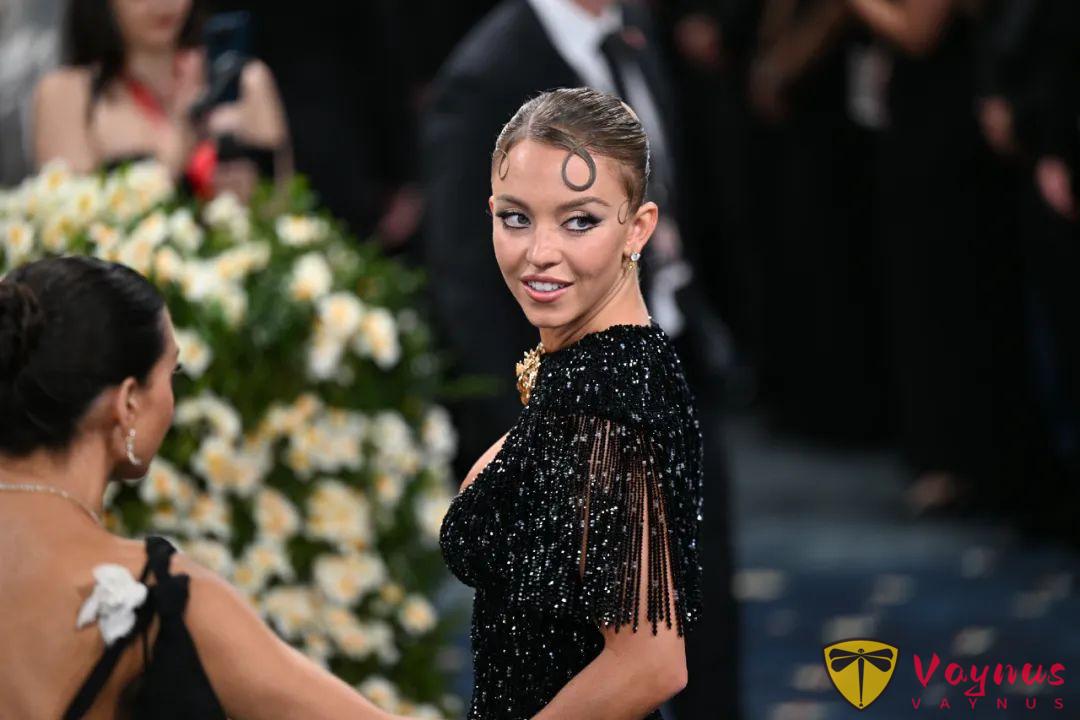 當紅性感女星「西德尼·斯維尼（Sydney Sweeney）」大方出售自己的洗澡水？！還限量！