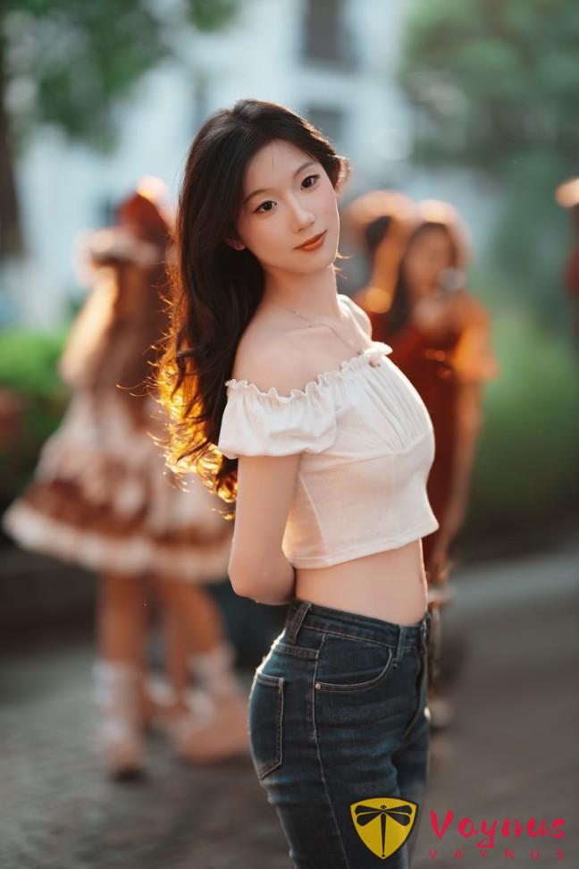 街拍牛仔風，9個溫柔少女姿勢，治癒甜美顯臉小，簡約乾淨顯氣質