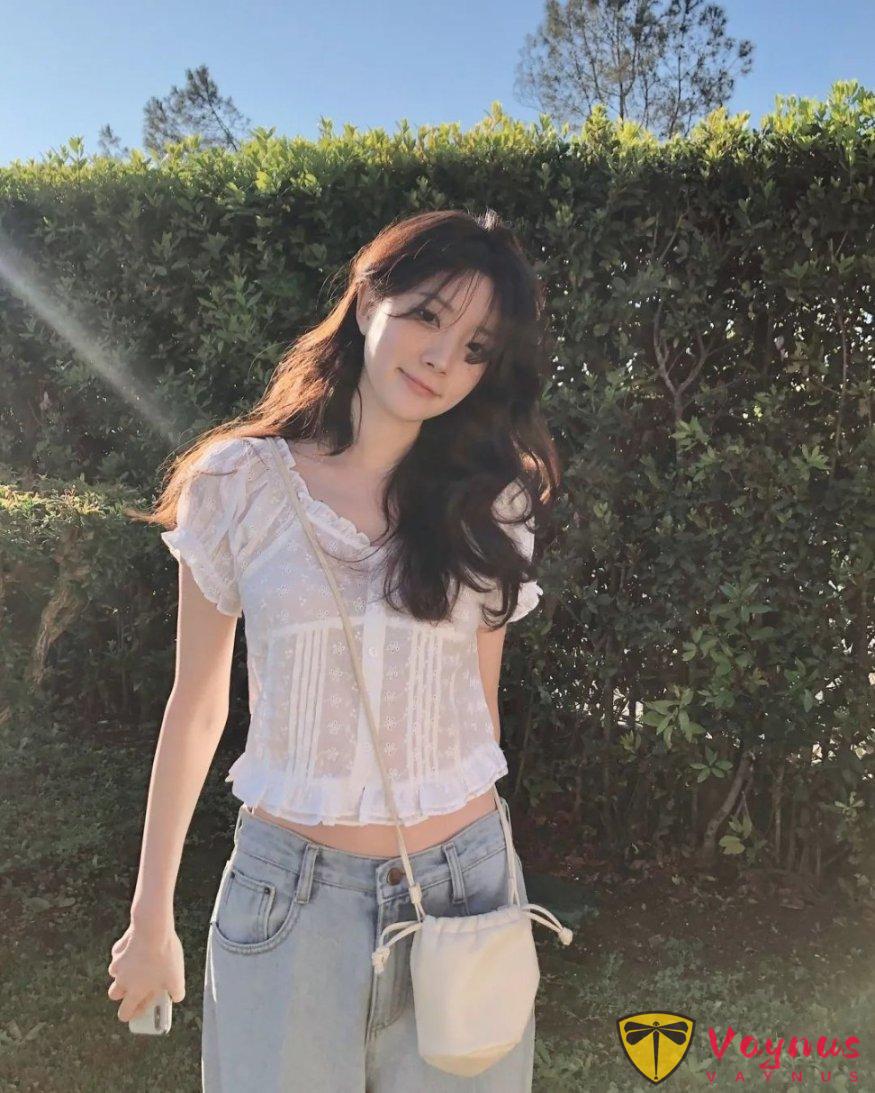 白色蕾丝小衬衫优美穿搭
