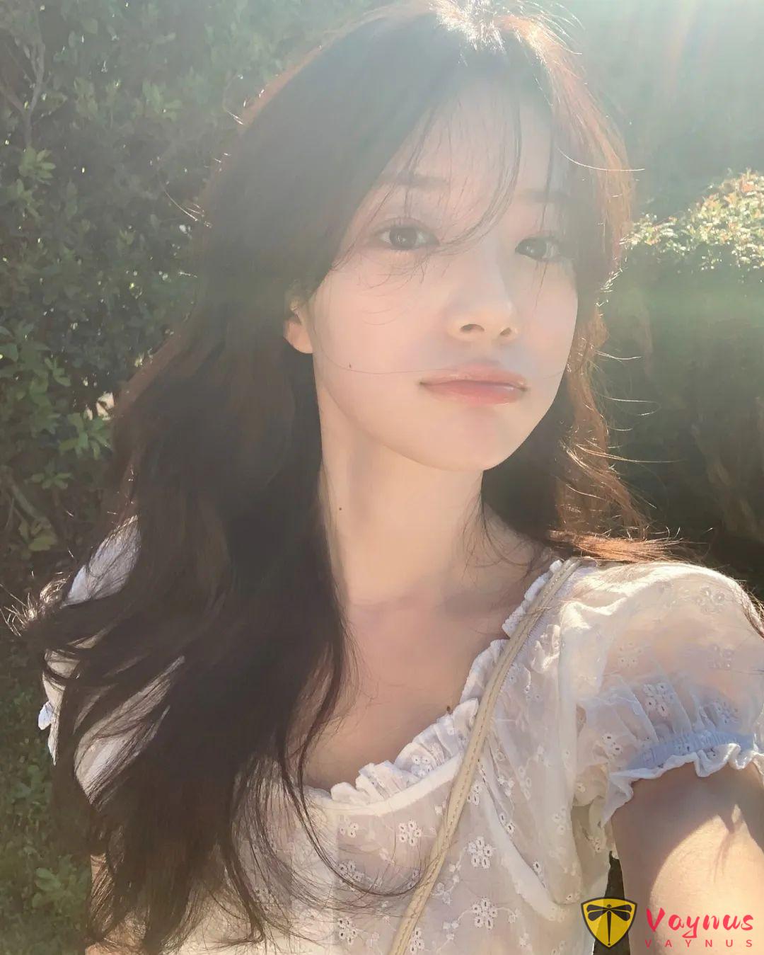 白色蕾丝小衬衫优美穿搭