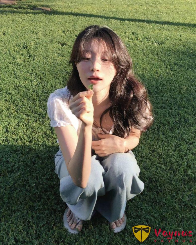 白色蕾丝小衬衫优美穿搭