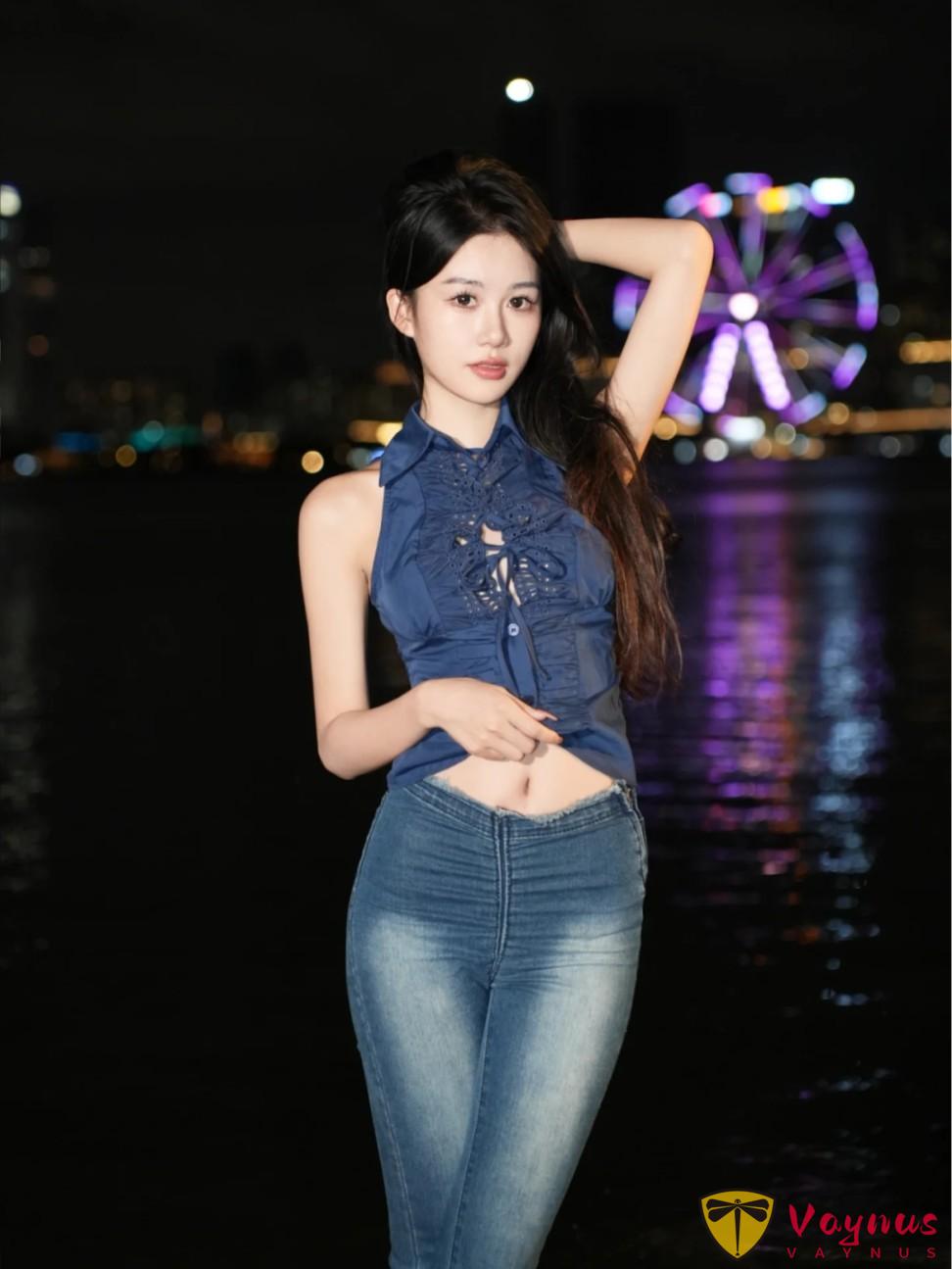牛仔裤拍夜景人像！9个万能姿势，轻松拿捏霓虹下的复古浪漫