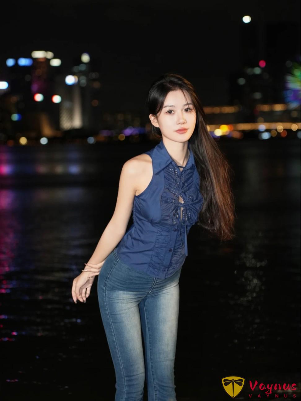 牛仔裤拍夜景人像！9个万能姿势，轻松拿捏霓虹下的复古浪漫