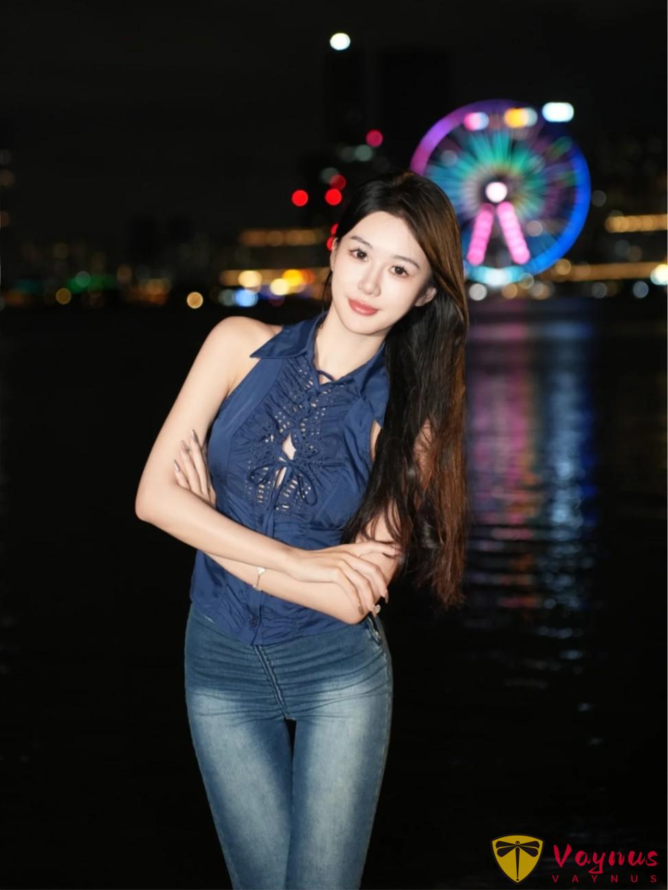 牛仔裤拍夜景人像！9个万能姿势，轻松拿捏霓虹下的复古浪漫